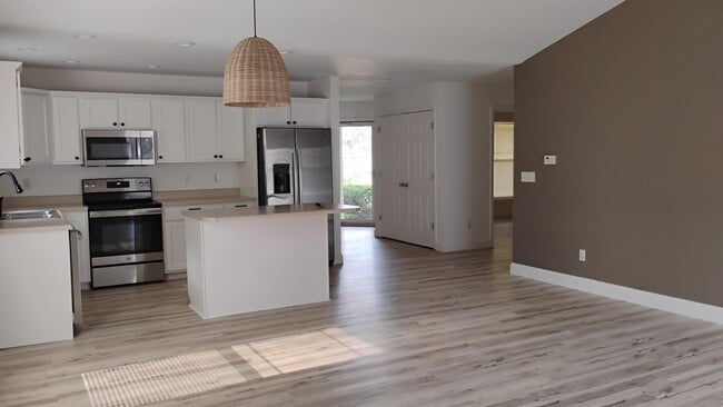 Building Photo - 1701 E Amber Ln