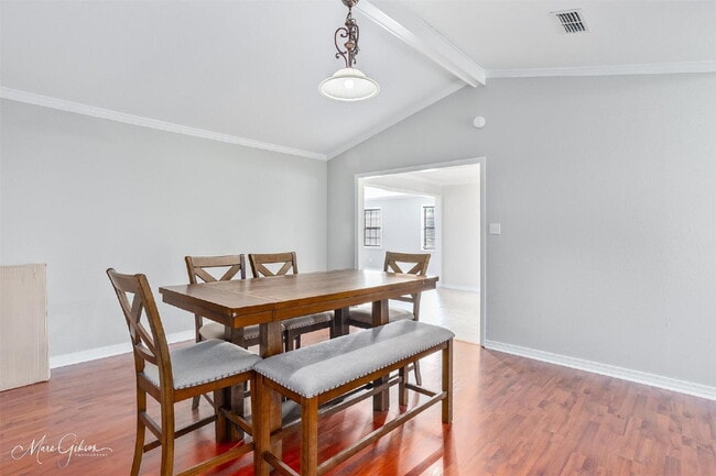 Building Photo - "Charming 3-Bed Sanctuary with 2 Full Bath...