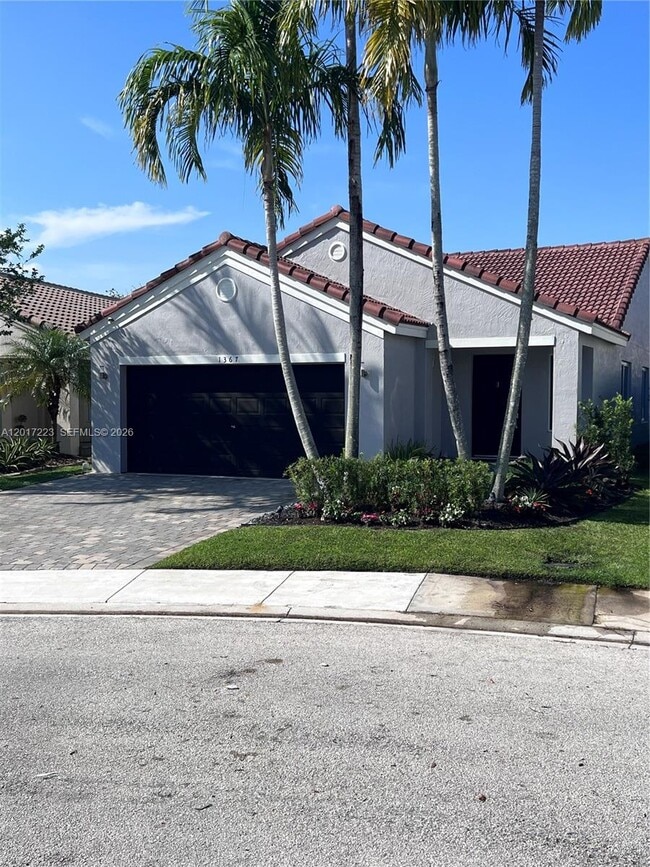 Building Photo - 1367 Plumosa Way