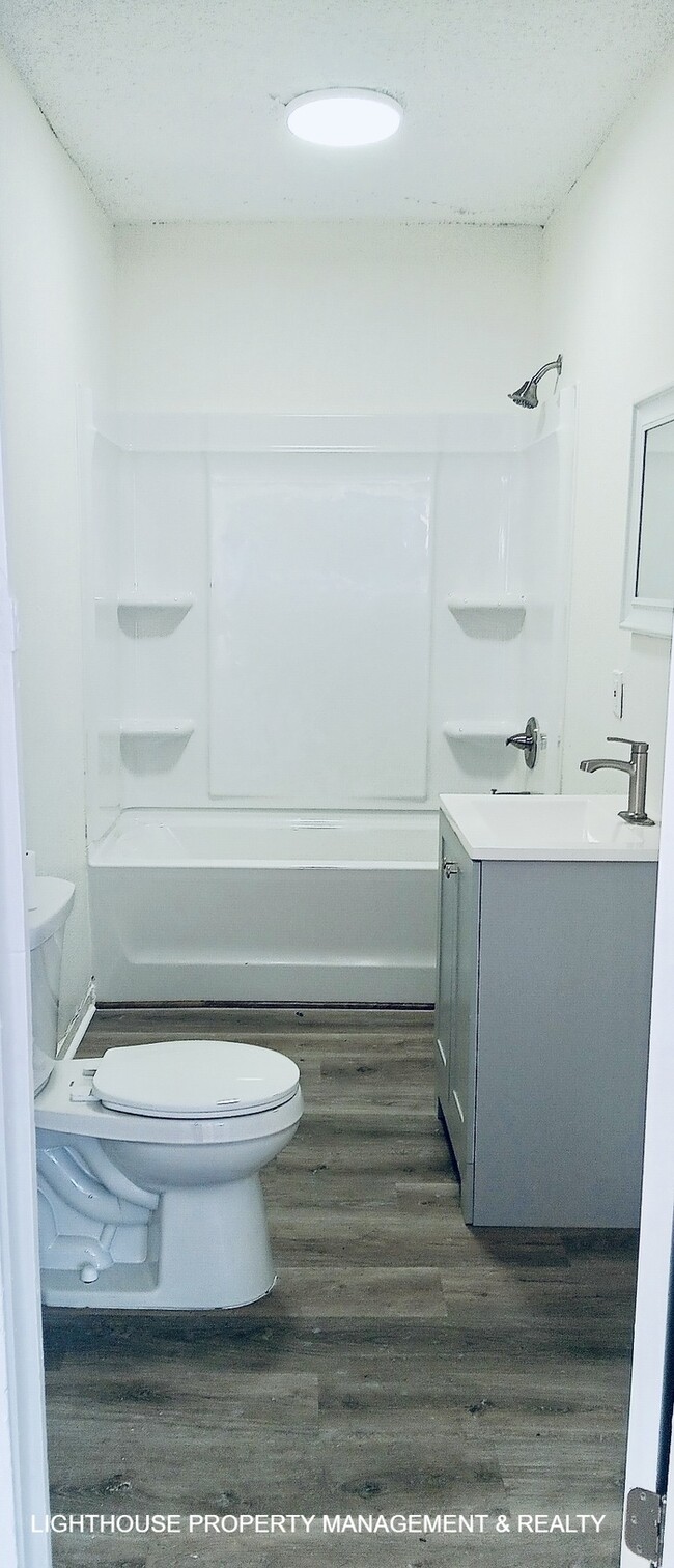 Building Photo - 3 Bed/1 Bath Craftsman Style Home!