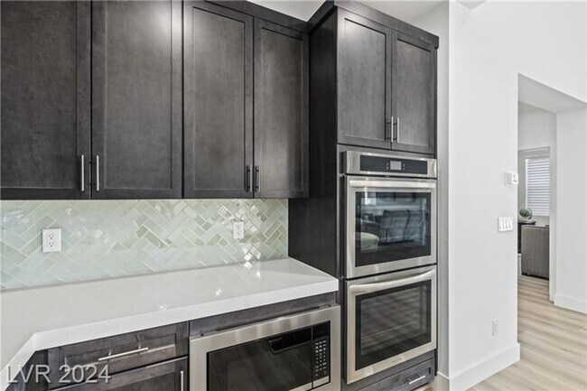 Building Photo - Elevated Desert Living with Strip & Mountain Views – Fully Furnished 6-Bedroom Retreat!