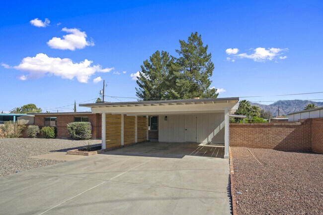 Building Photo - 4909 E Bermuda St