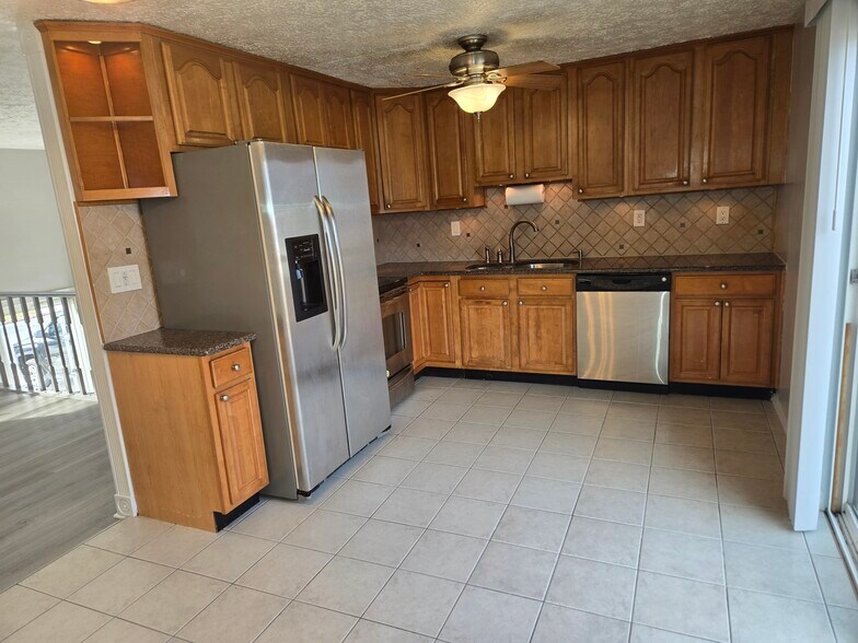 Building Photo - 554 Logan St