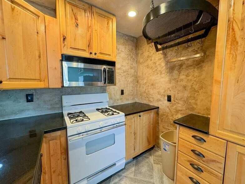 Building Photo - 614 S 500 W
