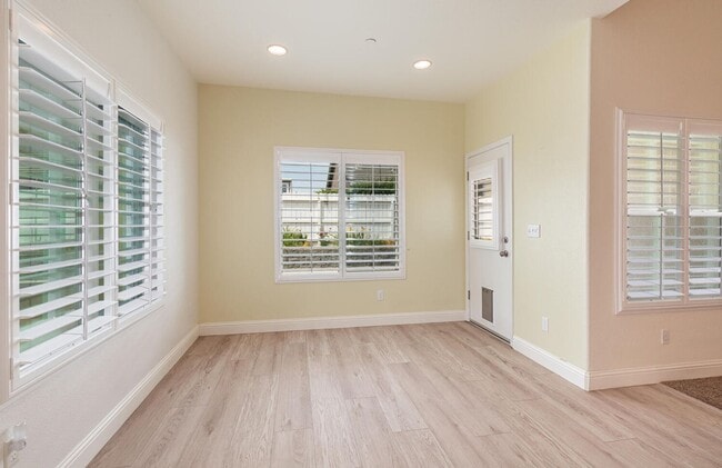 Building Photo - Amazing 3 Bedroom+Flex Room/2 Bath/3 Car G...