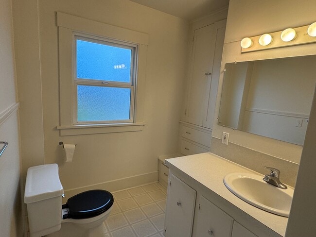 Building Photo - Charming 2 Bedroom 1 Bathroom Located in the Heart of the Beaumont-Wilshire Area!!