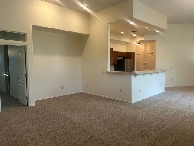 Building Photo - Fresh paint! New Carpets! 3 Bed 2 Bath hom...