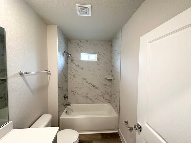 Building Photo - 6 Slate Wood Ct