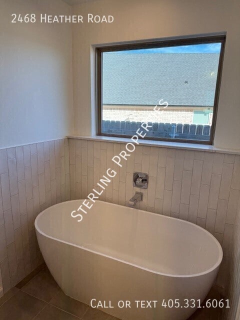 Building Photo - 2468 Heather Rd