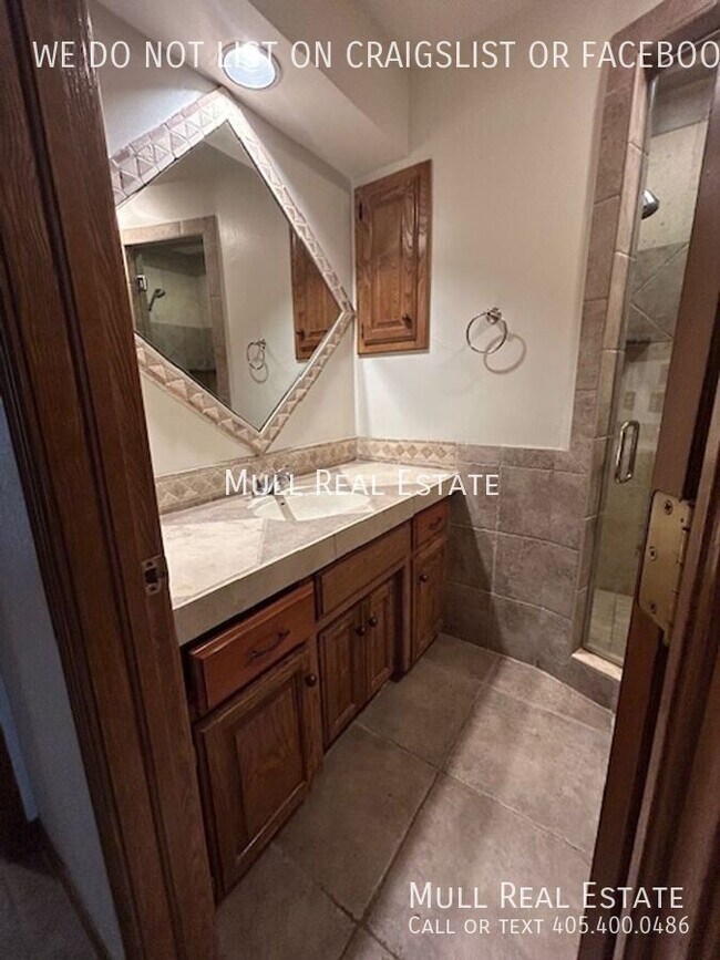 Building Photo - 2824 Silvertree Dr