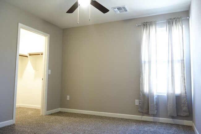 Building Photo - (Vail) Spacious 5 bedroom 3 bath house!