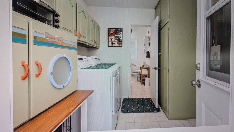 Laundry - 6029 Greenbush Ave