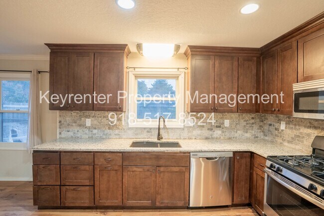 Building Photo - 4 Bed | 3 Bath in Central Tulsa!