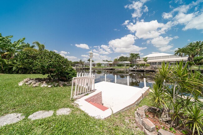 Building Photo - Welcome to your dream rental in Cape Coral! This fully remodeled, MONTH TO MONTH available home.
