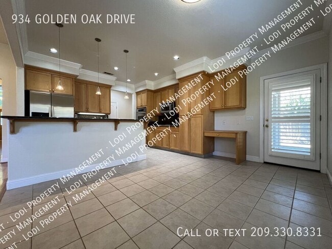 Building Photo - 934 Golden Oak Dr