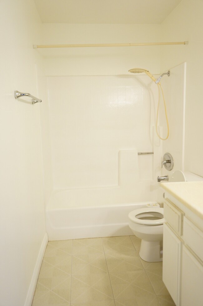 Building Photo - 901 Golden Springs Dr