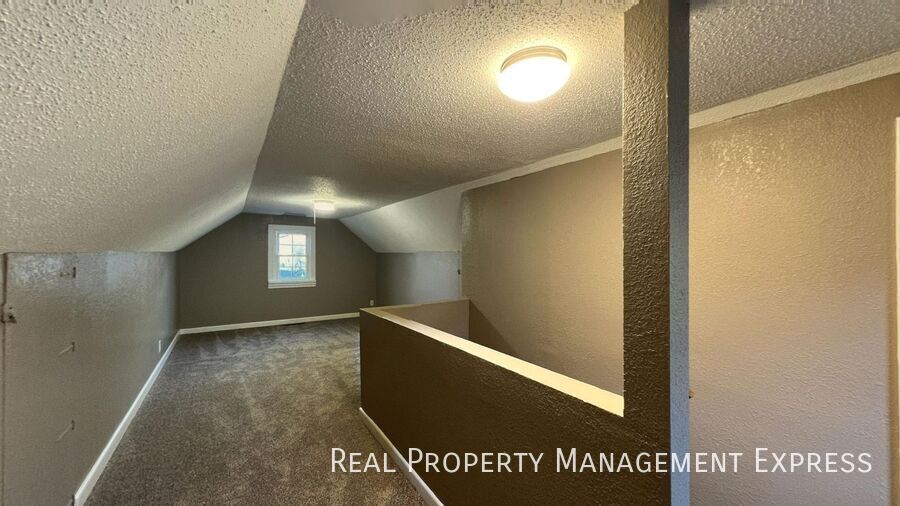 Building Photo - 3 Bedroom 1 Bathroom Single Family Home ne...