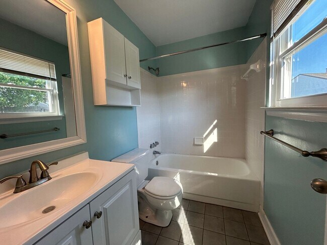 Building Photo - 913 Bernstein Ct