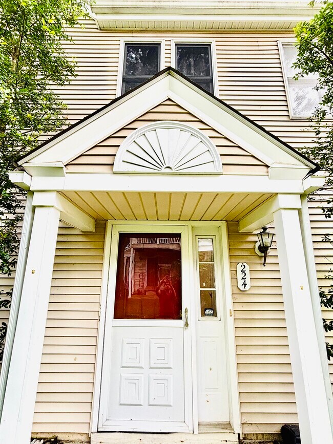 Primary Photo - 224 Sherbrooke Ct
