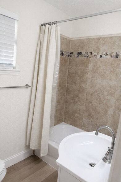 Building Photo - 727 Engel Dr