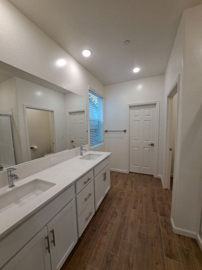 Building Photo - 3 Bedroom Home Near Armstrong & Olive!