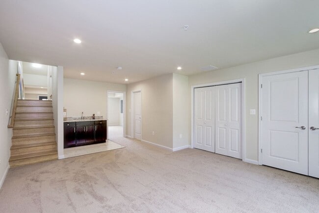 Building Photo - Gorgeous and Spacious Renovated 4br/3.5ba ...