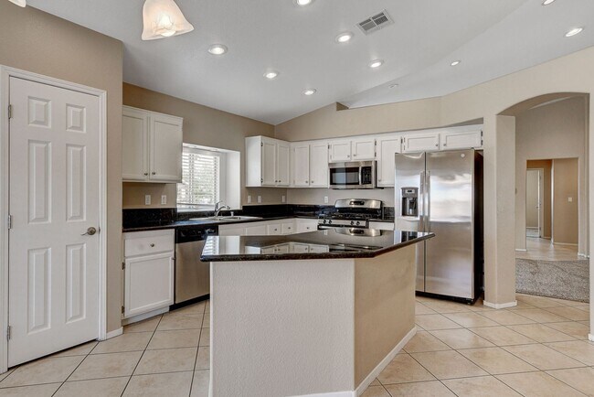 Building Photo - Adorable single story in a gated community!