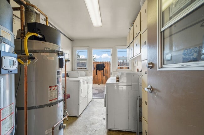 Building Photo - 2 Bed 1 Bath Updated Gated Condo Near Beac...