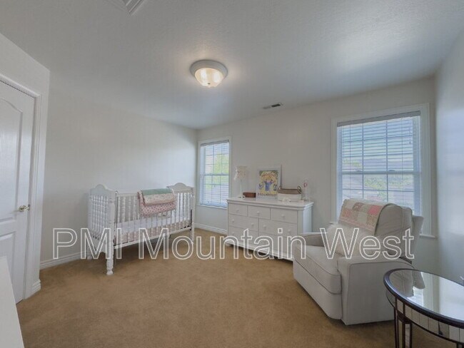 Building Photo - 49 E Fairway Dr
