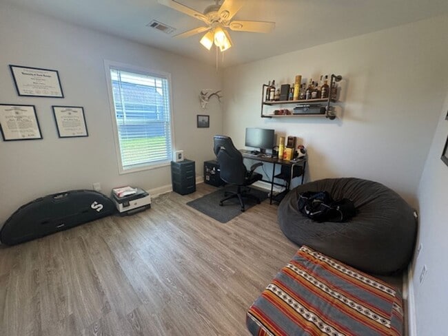 Building Photo - 4br/2ba Pet friendly 1-level home in Fort ...