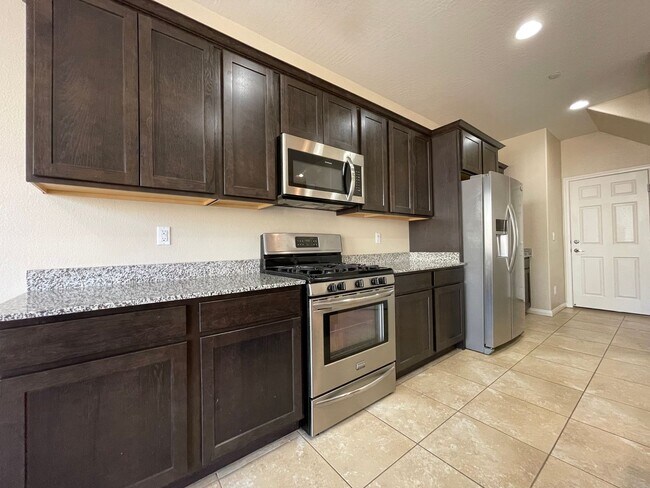 Building Photo - 4 BED 2.5 BATH 2 CAR GARAGE SINGLE FAMILY ...