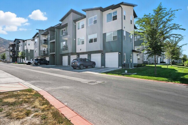 Building Photo - 470 W 15 S