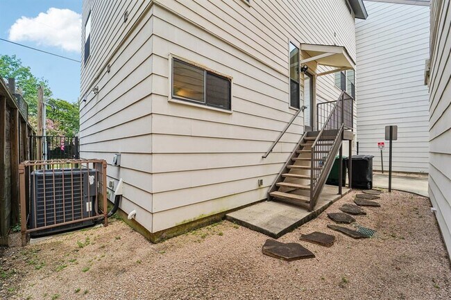 Building Photo - 2209 Bastrop St