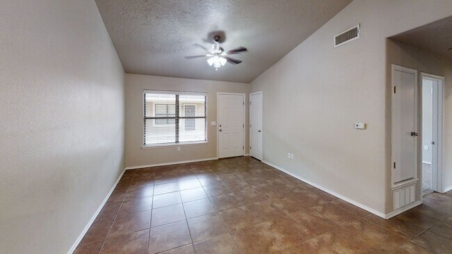 Building Photo - 1105 W 15th St