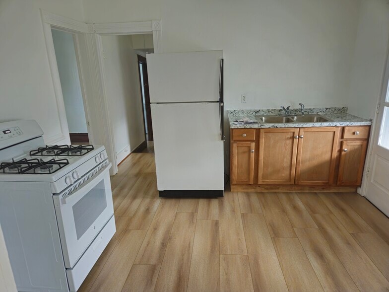 Building Photo - 912 E 2nd St