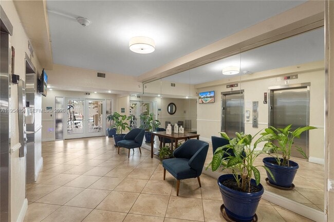 Building Photo - 2350 NE 135th St