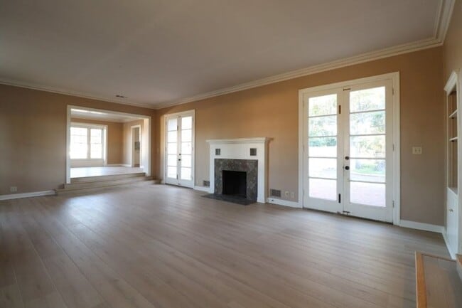 Building Photo - Beautiful Carriage District Rental