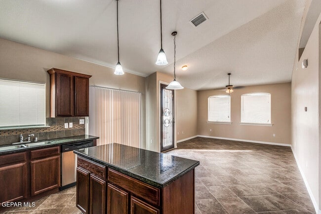 Building Photo - 228 Flor Scabiosa Dr