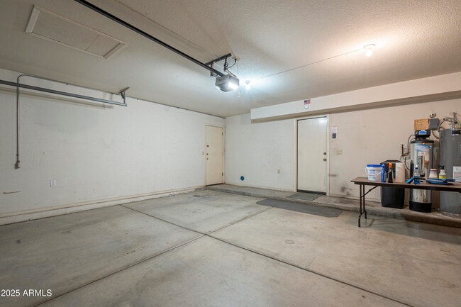 Building Photo - 2340 W Myrtle Dr