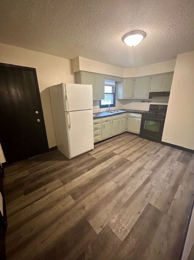 Building Photo - Two Bed Duplex with Garage