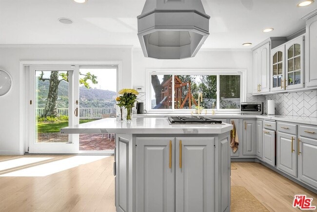 Building Photo - 2324 Banyan Dr