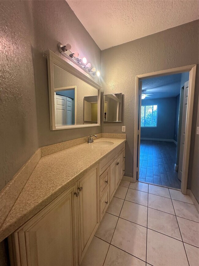 Building Photo - 6928 SW 39th St