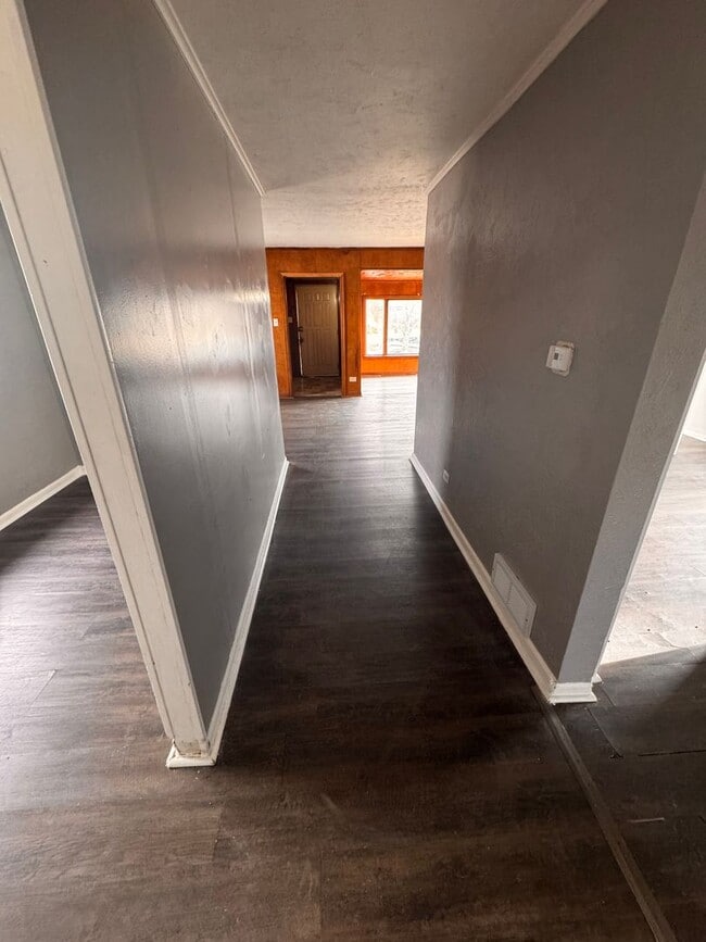 Building Photo - 2 Bedroom with Garage