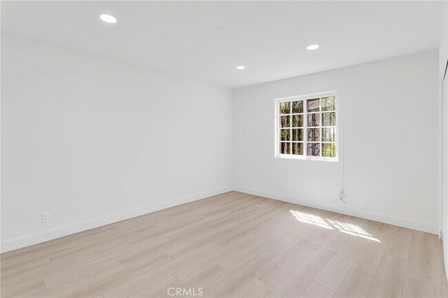 Building Photo - 348 W 83rd St