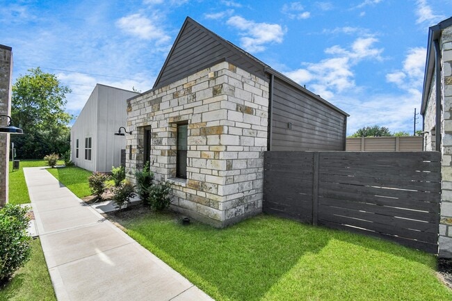 Building Photo - 23823 Cumberland Ridge Dr