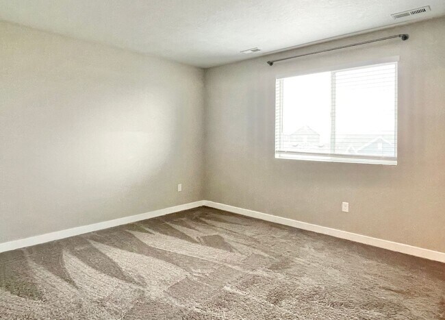 Building Photo - 3037 S Red Pine Dr