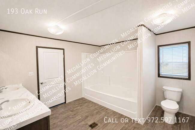 Building Photo - 193 Oak Run