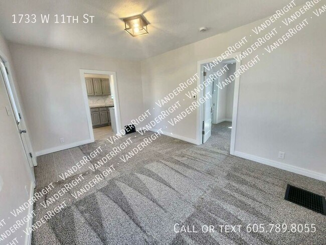 Building Photo - 1733 W 11th St