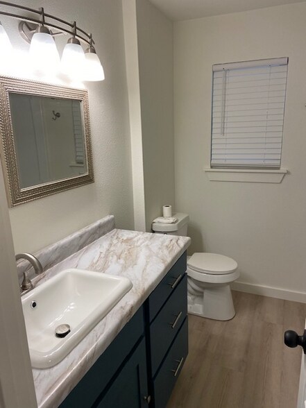 Building Photo - 1231 E Bryan Ave