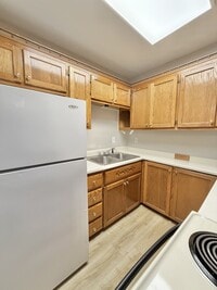 Building Photo - 305 Lake St